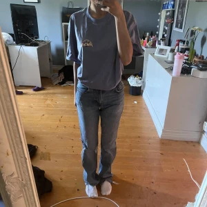 Blå raka jeans med slitningar - Säljer ett par blå jeans med raka ben och slitningar vid knäet och bensluten. Jeansen är bootcut/flare och är högmidjade. Dom är väldigt långa på mej som är ca 160 så passar dej som är längre. Knappt använda 