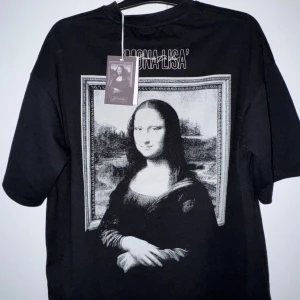 Mona Lisa Loose fit T-shirt - Hej! Säljer en riktig cool Mona Lisa tröja på baksidan med prislappen på och har aldrig använt, den går att köpa tillsammans med min andra Mona Lisa tröja på min profil. Storlek M Loose fit