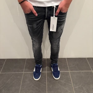 Dondup Jeans George  - Dondup Jeans George! Trendigaste jeansen på marknaden.  Skick= 10/10 (helt nya)  Ny pris= 4000 kr Säljs för= 1299 kr (Modellen har original slitningar från fabrik vilket är väldigt eftertraktat och populärt)