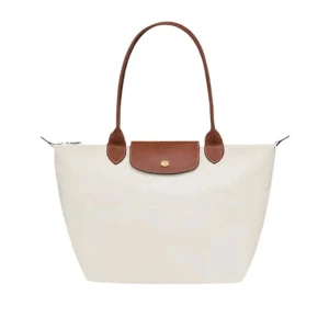 Longchamp väska - Säljer en vit longchamp liknande väska!! Bra kvalitet och passar perfekt till sommaren. Lite fläckar här och där som säkert enkelt går bort med tvätt❣️ Hör av dig ifall du har några frågor eller liknande🤗