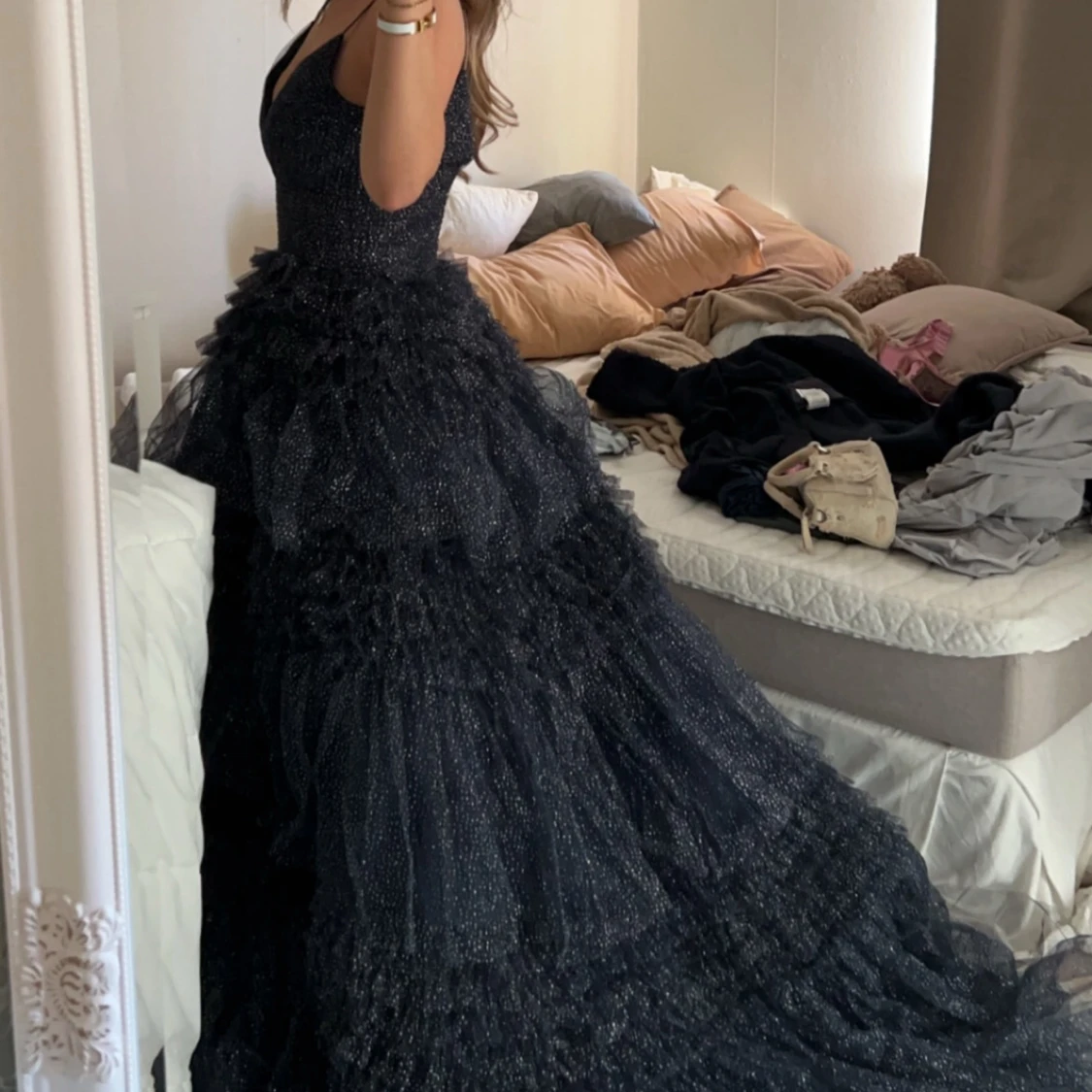 Glittrig marinblå balklänning med volanger - 2