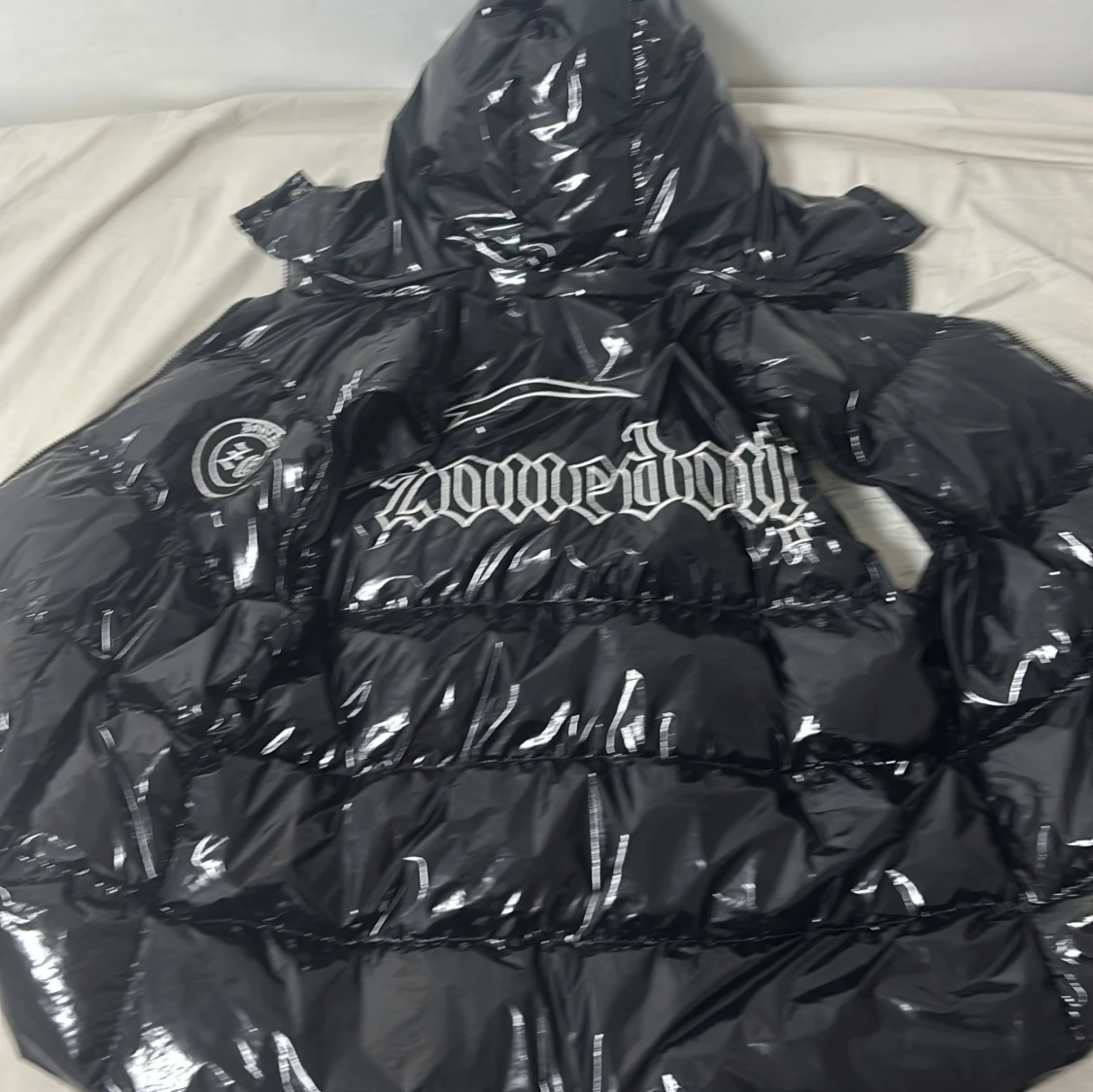 Svart glansig pufferjacka. Fick den som present men jag hade många jackor så försöker sälja den