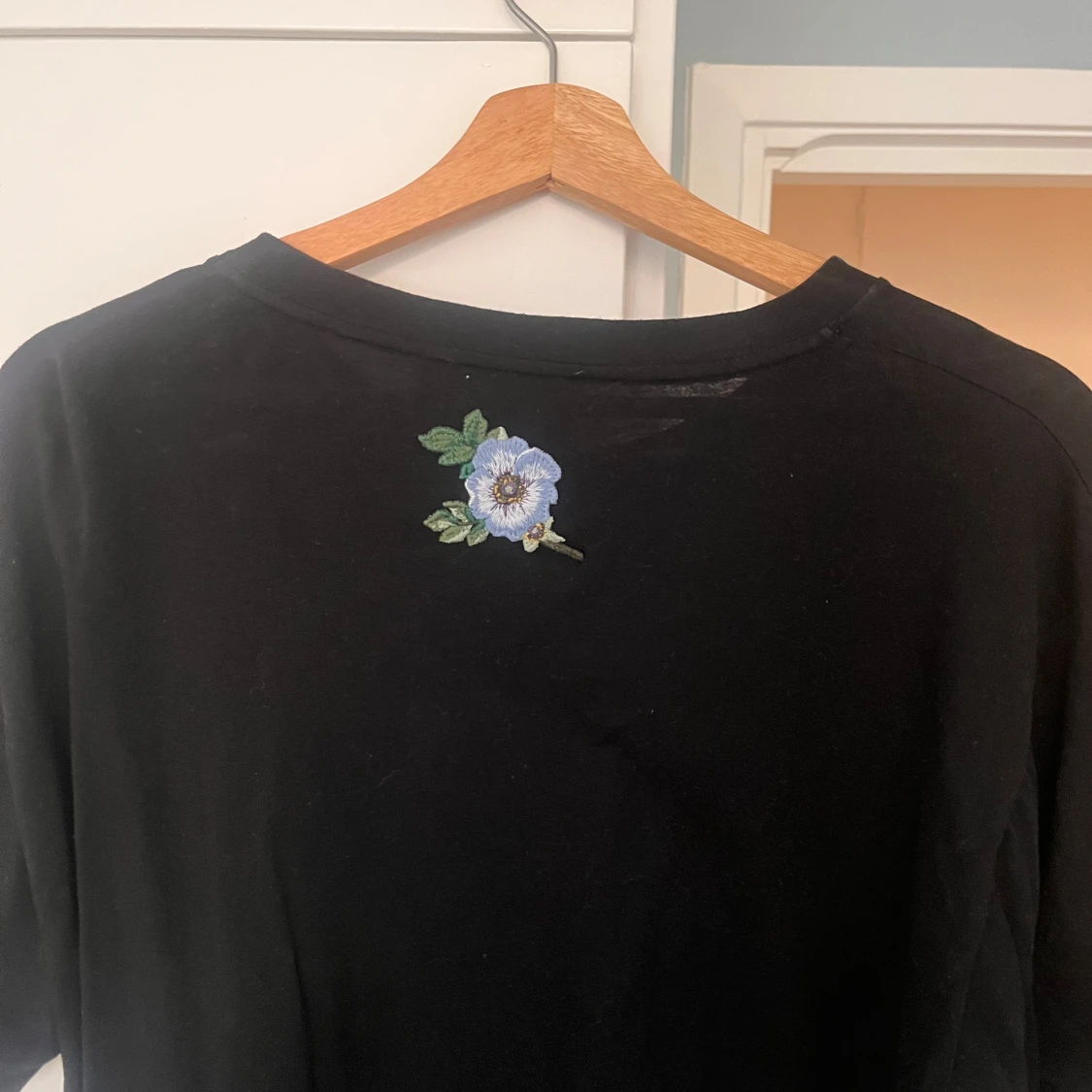 Svart Gucci t-shirt med broderad blomma - 1