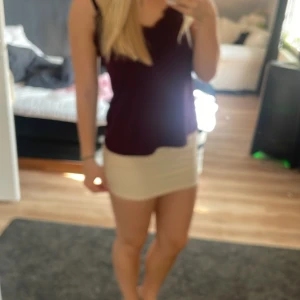 Beige kjol - En beige mini kjol i toppskick, min kamera är trasig och därför är första bilden suddig😅 skriv dm för bättre bilder. Kjolens storlek står ej och minns inte vad jag köpte den i, men jag är vanligtvis en 38 och denna sitter tight på mig så skulle säga att den passar både 38/36