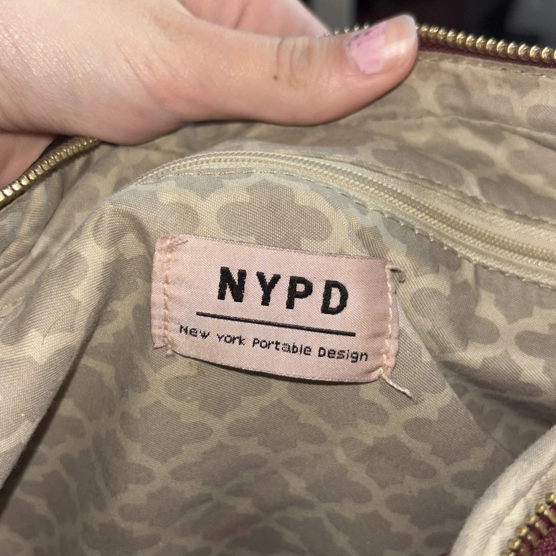 Vinröd axelväska i sammet från NYPD - 3