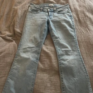 Ljusblå bootcut jeans med fickdetaljer - Säljer ett par low waist Bootcut jeans från Gina. Inga större täcken på användning. Ny pris 499kr. Hör av er vid frågor!!🩷
