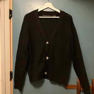 Svart stickad kofta  - Svart stickad kofta från Lager157 storlek M. 