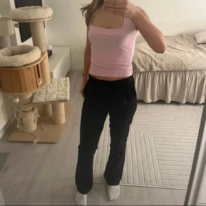Svarta vida byxor från BikBok - Säljer ett par svarta byxor från BikBok i storlek 38. Perfekta att styla med crop top eller hoodie. Materialet känns mjukt och följsamt.