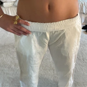 Vita linnebyxor med resårmidja - Snygga och luftiga vita linnebyxor. Perfekta för varma dagar och ger en chill vibe. Byxorna har rak passform och är tillverkade i tunt, svalt linnematerial. Använda max 5 gånger De är lite för tajta i midjan för mig så därför är jag tvungen o sälja.