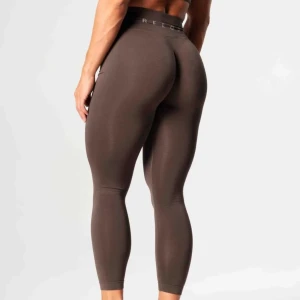 Relode Seamless Prime Scrunch Tights  - Snygga mörkbruna leggings med hög midja och tight passform. Tillverkade i ett mjukt, stretchigt syntetmaterial som sitter skönt och formar sig efter kroppen. Använt men gott skick. Hund finns i hemmet. Hör av dig vid frågor eller för mer bilder!