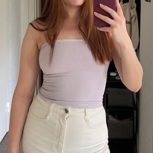 Ljuslila ribbad tubtopp - Superfin ljuslila ribbad tubtopp från New Yorker. Strl S men mer som en XS.