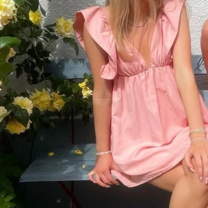 Rosa chiquelle klänning - Supersöt kort klänning med volangärmar och djup v-ringning. Har den i rosa men hittar ingen bild från hemsidan i rosa. Använd vid 1 tillfälle 