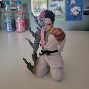 Akaza figure  - Demon slayer Akaza figure. Skriv om du har några frågor :)