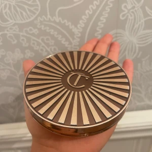 Charlotte Tilbury bronzer  - Snygg bronzer från Charlotte Tilbury. Deras cream bronzer. Mycket mer än halva kvar har bara en litet hål i mitten . Köpte för 649. 