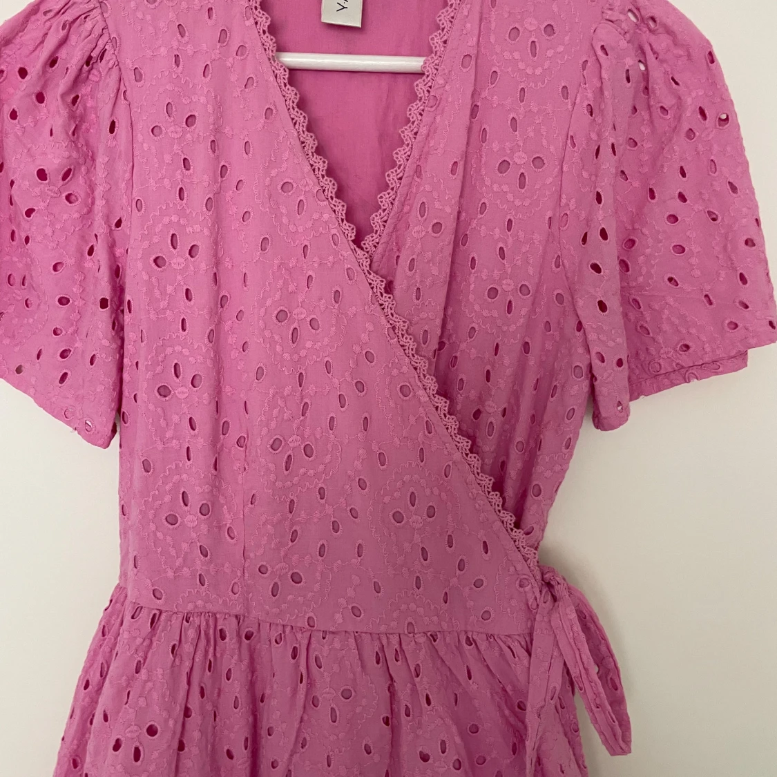 Rosa omlottklänning med broderi från Y.A.S - 1