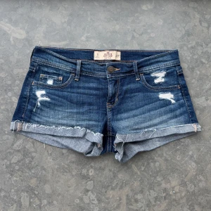 Lågmidjade jeans shorts  - Väldigt snygga shorts som tyvärr inte passar mig och har därför ingen bild på! Midjemått tvärsöver:42cm Midjehöjd: 19cm💕