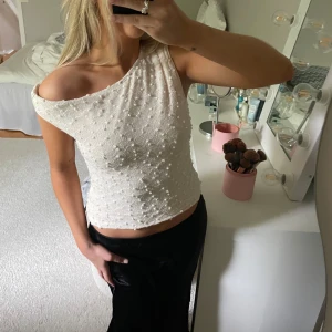 One shoulder topp - Lapparna i är bortklippta men skulle uppskatta storleken xs/s💕💕