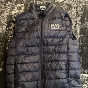 Armani väst  - Hej säljer min ea7 Armani väst använder inte längre, nästan helt ny och säljer den faktiskt ganska billigt 