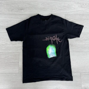 Travis Scott t-shirt - Helt ny Travis Scott utopia t-shirt.  Storlek M men passar även S.  Slutsåld överallt och billigaste du kan hitta på retail sidor är ca 150$ där även frakt och tull tillkommer. Kartong och orginal påse medföljer.  OBS! Paketpris går att ordna vid köp av båda (se min andra annons) Väldigt rare t-shirt, svår att hitta.
