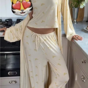 Blommiga mjukisbyxor från Gina Tricot - Supersöta ljusgula mjukisbyxor från Gina Tricot med små gula blommor. Byxorna har hög midja, dragsko i midjan och är gjorda i mjukt bomullsmaterial. Perfekta för chill dagar hemma eller mysiga kvällar.