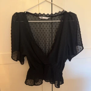 Gullig Zara topp - Gullig svart meshtopp / blus från Zara i strl M (sitter som en S)!!