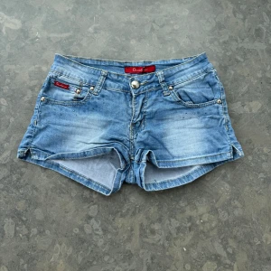 Lågmidjade jeans shorts  - Väldigt snygga shorts som tyvärr inte passar mig och har därför ingen bild på! Midjemått tvärsöver: 37cm Midjehöjd: 17-18cm. Dragkedjan är tyvärr trasig men inget som märks då den är så liten, den går även säkert att laga om man skulle vilja 💕