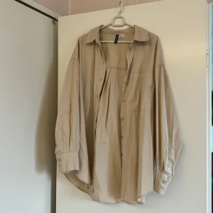 Beige oversized skjorta - • Beige skjorta från H&M i oversized modell och storlek S.