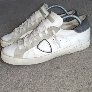 Philippe Model skor i fint skick - Tjena, säljer nu mina Philippe Model skor då dom är för små. Dom har använts sen Mars i år. Dom har några slitningar som är åtgärdade hos en skomakare och som nästan inte syns. Köpta för 3000kr men säljer för bara 1199! Skicket är 8.5/10, perfekta för sommaren. Bara att skriva kring funderingar.