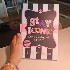 Stay Iconic: Överlevnadsguide för tjejer - En peppande och personlig överlevnadsguide för tjejer som vill bli sitt bästa jag. Fylld med tips om självkänsla, vänskap, kärlek och att våga ta plats. Perfekt för dig som söker inspiration och motivation i vardagen.