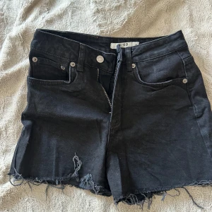 Shorts - Säljer ett par svarta NAKD jeansshorts! De är knappast använda och har trådar som hänger längst ned på benen som design!!💞💞