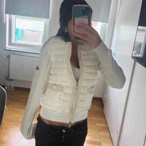 Moncler cardigan  - Sååå fina moncler cardigan, skriv vid frågor!! Det är storlek 1 alltså XS❤️PRIS KAN DISKUTERAS!!