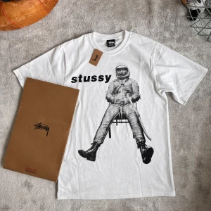 Stussy Astronaut tee  - Säljer en vit Astronaut tee från Stussy. Den är i helt nytt skick med tags och påsen finns. Säljer pga att den inte passade mig. Storlek: S 