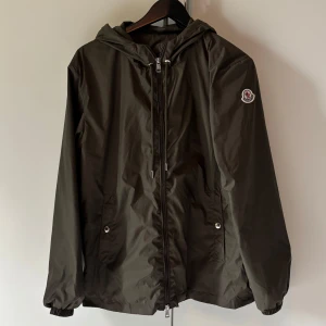 Moncler windbreaker - Säljer nu en riktigt snygg Moncler Windbreaker | skick 9/10 | nypris 7000 kr | strlk M/2 | hör av dig vid fler funderingar, modellen är 180 cm och väger 70 kg. Taggar och dustbag med kommer. 