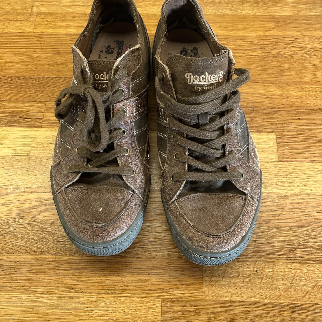 Bruna sneakers från Dockers i mocka och läder