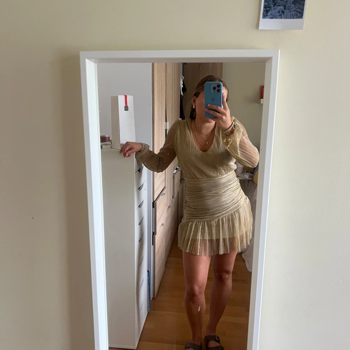 Kort volangklänning i guld - 1