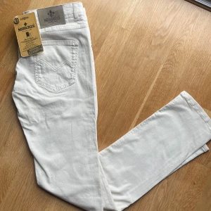 Vita jeans från Morris - Snygga vita jeansbyxor från morris som passar helt perfekt nu till sommaren! Skick 10/10 HELT NYA! Nypris ligger runt 1399kr men säljs nu för endast 699kr. Hör gärna av er vid minsta lilla fundering!