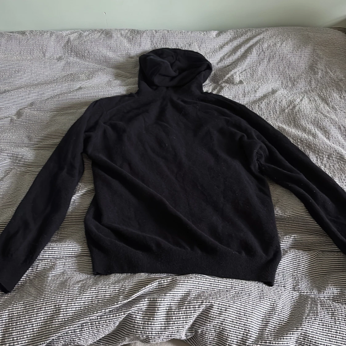 Mörkblå stickad hoodie i kashmir - 2