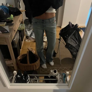Ljusblåa lee cooper jeans low waist - Säljer ett par ljusblå Lee cooper jeans med låg midja och bootcut. storlek e 29/32.