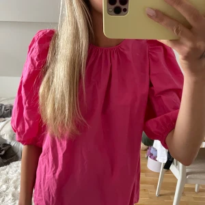 Fin topp - så fin topp perfekt till sommaren, den har knyte i ryggen 