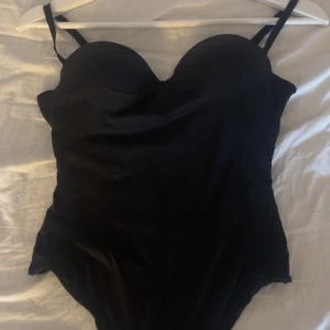 svart body - svart body från guess köppt för 799kr andvänt endast 1gång storlek small men skulle säga att den passar någon med 75B och C kupa