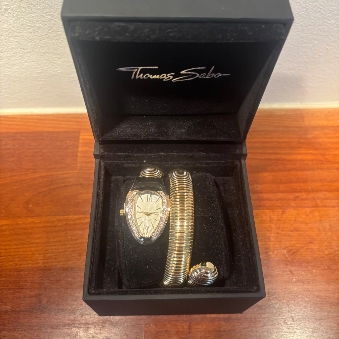 Guldig ormformad klocka 