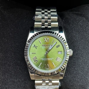Seiko Datejust Klocka - Säljer nu min helt nya snygga Seiko Datejust mod.                                                                                      Boettdiametern är 36mm, så den ser bra ut på alla handleder! Urverket är Seikos kända NH35 urverk, som är känt för sin pålitlighet och kvalitet. Klockan är även utrustad med tåligt safirglas, så du behöver inte oroa dig för att repa glaset!Klockan levereras i en högkvalitets låda. Extra länkar ingår