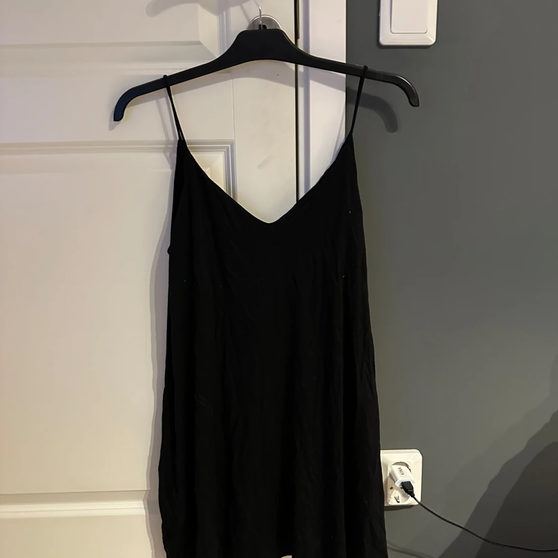 Svart kort klänning med smala axelband