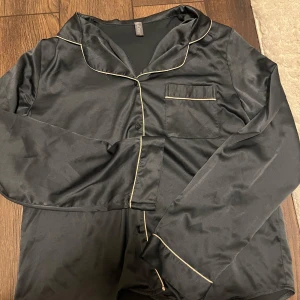 Lingadore pyjamas - Jättefin pyjamas från Lingadore i strlk S🤍 som ni ser på sista bilden så köpte jag den för 659kr (därav priset) men säljer då de inte passade mig, skriv gärna vid frågor☺️