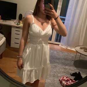 Vit klänning från Koton - Supersöt vit kort klänning från Olé by Koton med v-ringad överdel, tunna axelband och volangkant nertill. Använd ca 2-3 gånger och säljer på grund av att den ej kommer till användning. Nypris 1000💖