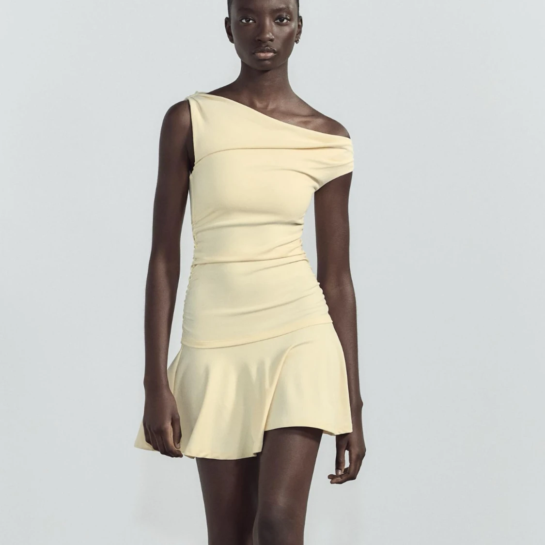 Ljusgul one shoulder från Zara