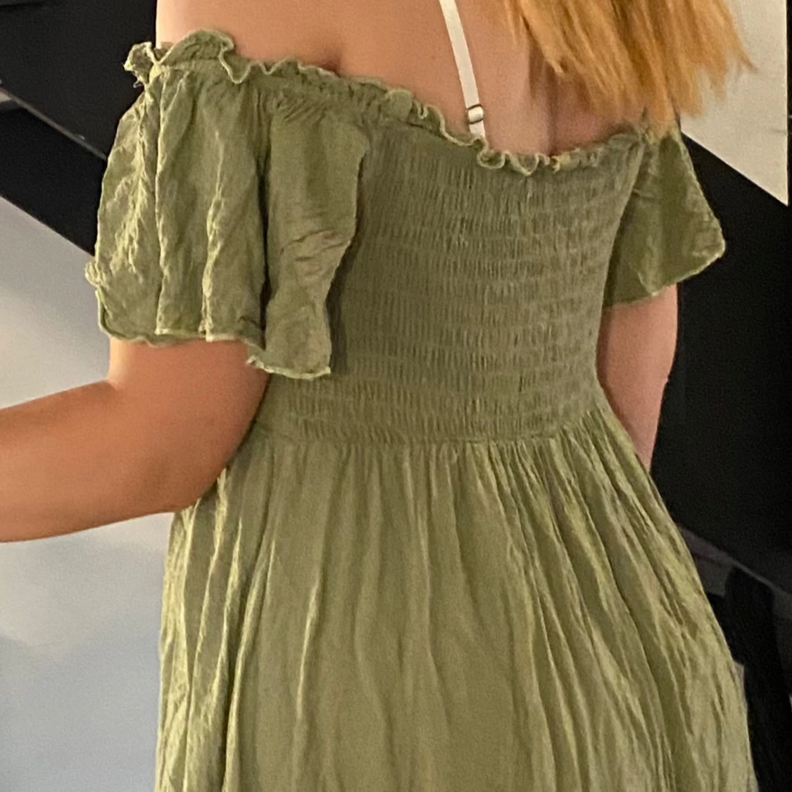 Grön offshoulder klänning med volang - 2