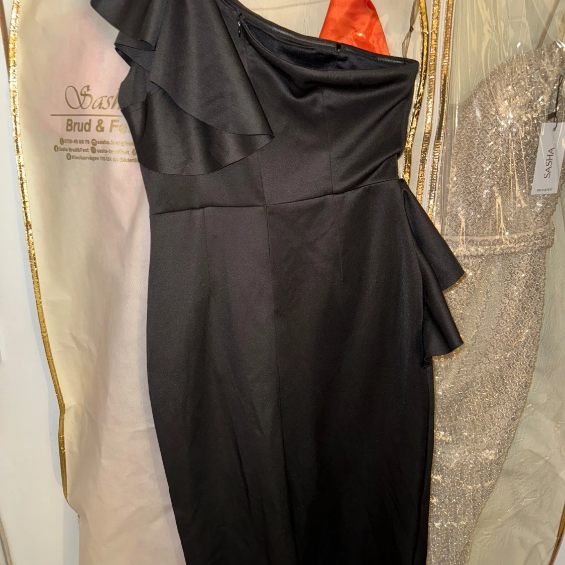 Svart oneshoulder klänning med volang - 3