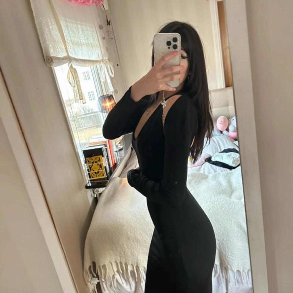 Svart långklänning med cut out-detaljer - 1