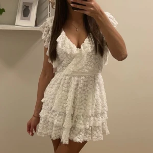 Vit spetsklänning med volanger - Helt ny, lappen är kvar och aldrig använd bara testad🩷